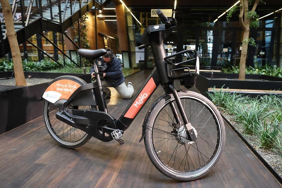 Większość rowerów systemu Mevo 2.0 dostarczony włoska firmaVaimoo, ten egzemplarz prezentowano podczas popisania umowy między OMGGS a City Bike Global w lutym b.r. 