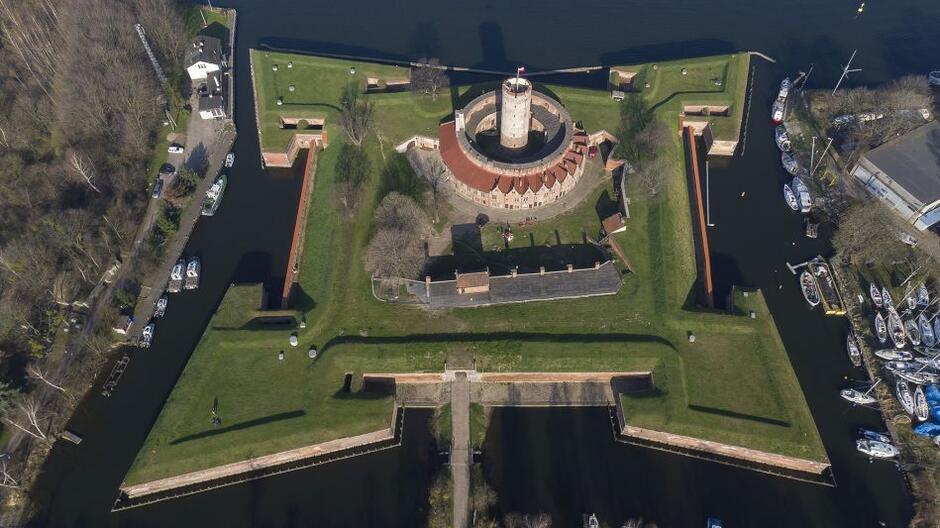 Twierdza Wisłoujście to jedyny polski zabytek nadmorskiej architektury militarnej. Z lotu ptaka dobrze widać czworokątny Fort Carré