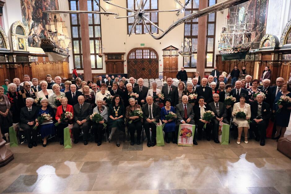 21 listopada w zabytkowych wnętrzach Dworu Artusa odbyły się ostatnie w tym roku „złote gody”, czyli uroczystość przeznaczona dla par małżeńskich z co najmniej 50-letnim stażem