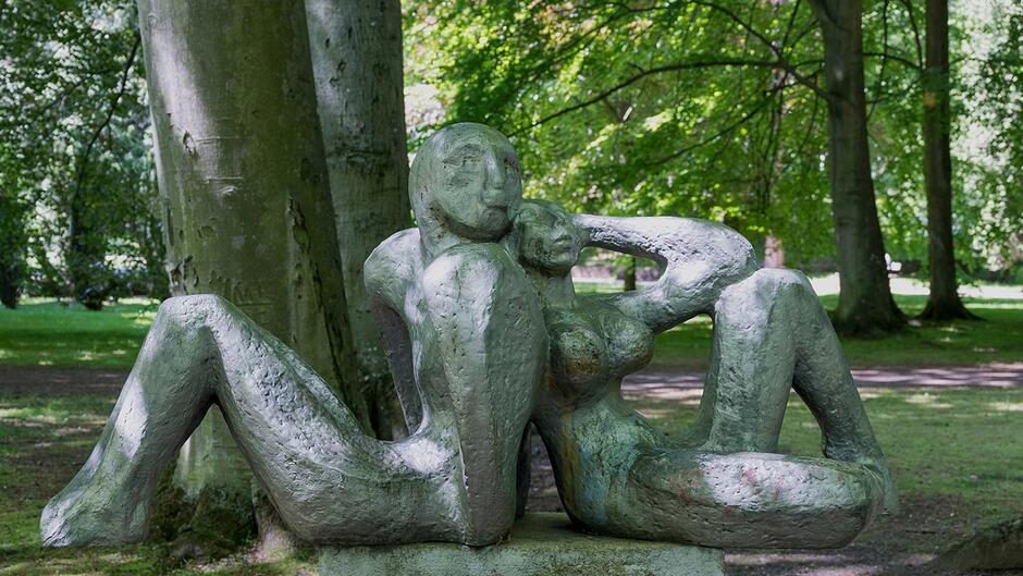  Odpoczynek , rzeźba Ireny Loroch w parku Oliwskim, przy ul. Opata Jacka Rybińskiego w Gdańsku Oliwie