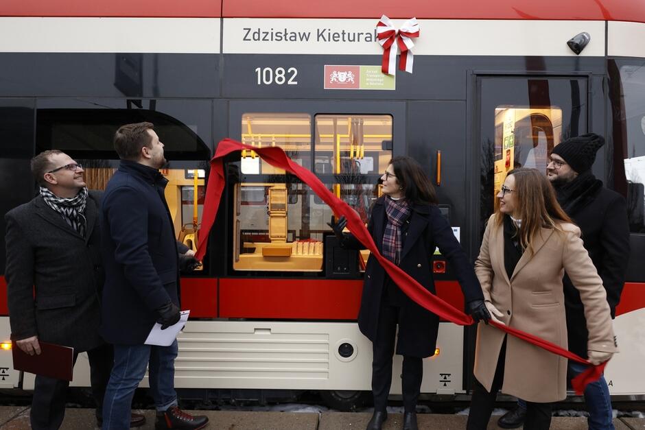 Od 25 listopada 2022 r. prof. Zdzisław Kieturakis jest patronem gdańskiego tramwaju