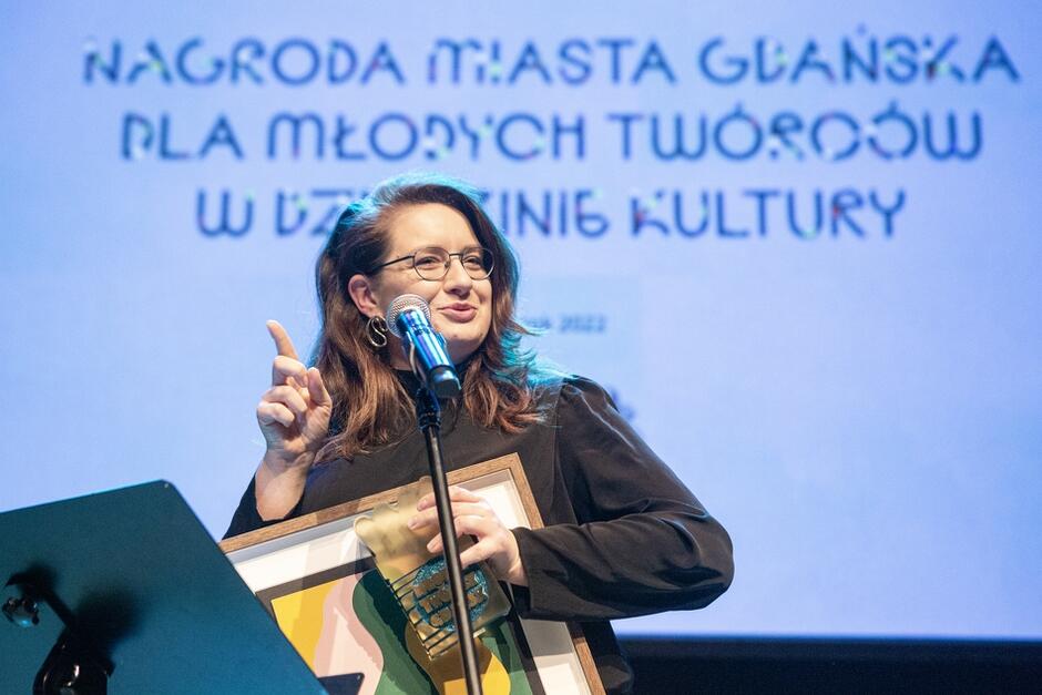 Anna Wakulik w tym roku rozpoczęła pracę w Teatrze Wybrzeże jako dramaturżka. Nagrodę dla Młodych Twórców otrzymała za antologię sztuk Błąd wewnętrzny  i sztukę  Grupa krwi  (z 2022 r.)
