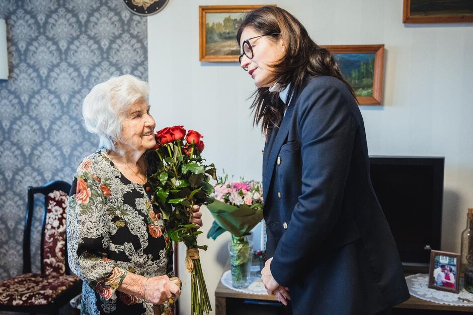 Życzenia solenizantce złożyła prezydent Gdańska Aleksandra Dulkiewicz. Gdańszczanka otrzymała także bukiet kwiatów i urodzinowy prezent