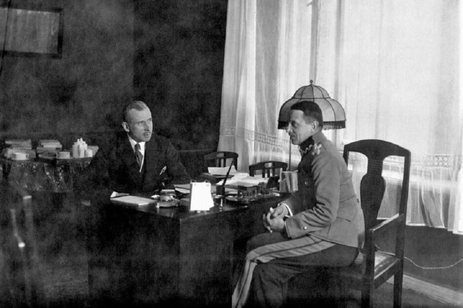 Mieczysław Jałowiecki w Gdańsku był jednocześnie niejawnym delegatem polskiego rządu. Tutaj - po lewej, w gabinecie, podczas rozmowy z polskim oficerem 