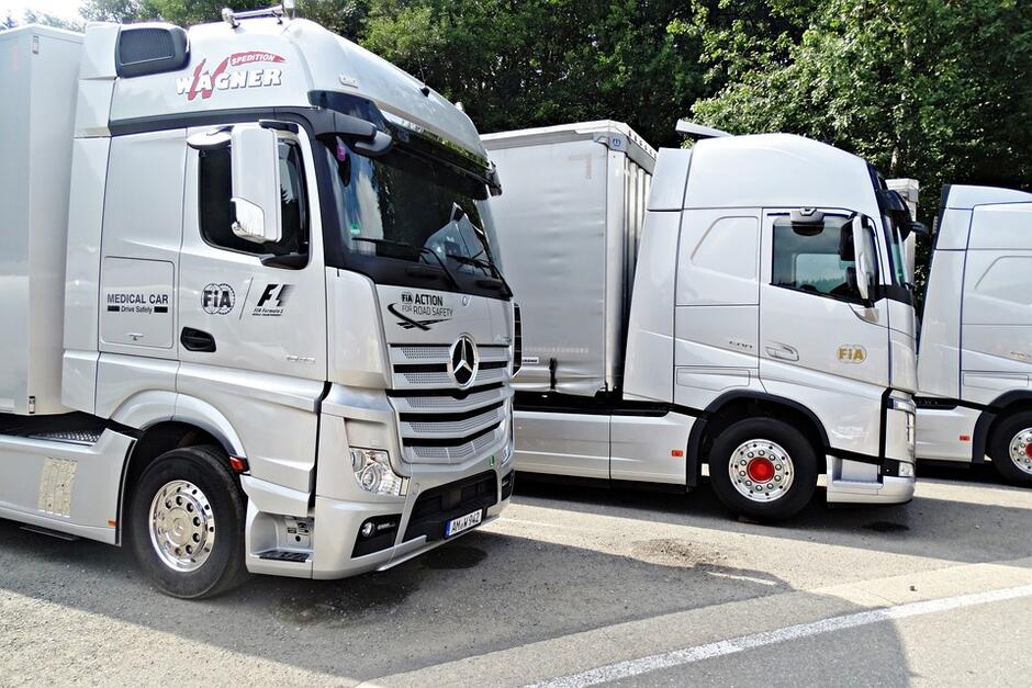 Kategoria C+E pozwala na prowadzenie ciężarówki z przyczepą ważącą ponad 750 kg 