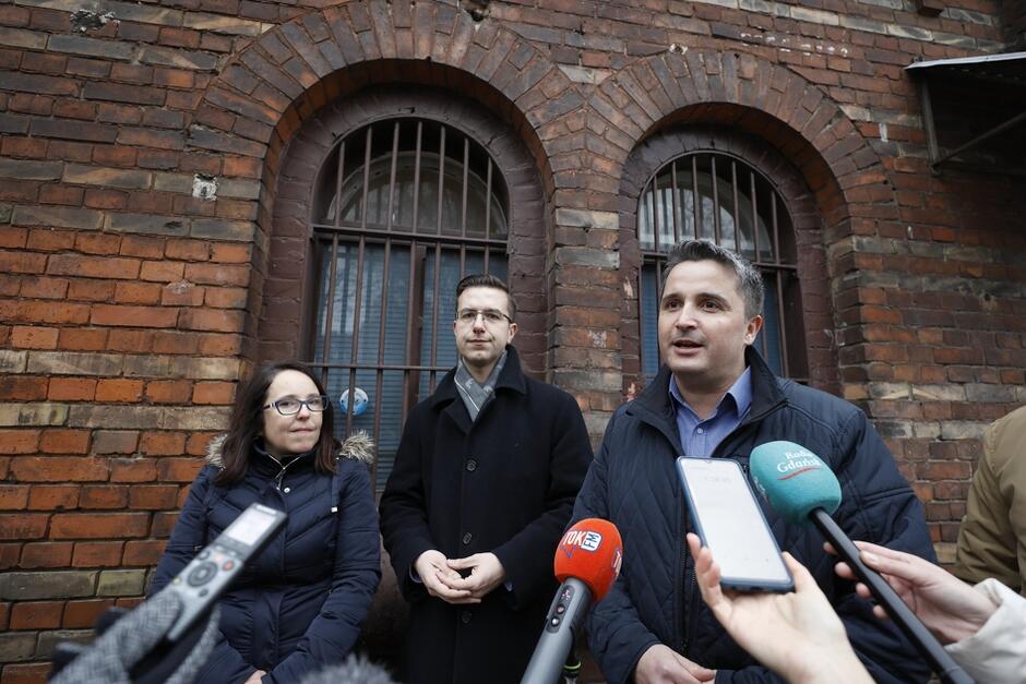 O nowym sklepie społecznym w śródmieściu Gdańska opowiadali 29 listopada miejscy radni: (od lewej) Kamila Błaszczyk, Cezary Śpiewak-Dowbór i Przemysław Ryś