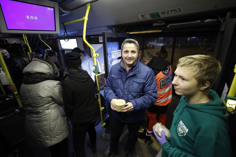 Przemysław Ryś, radny miasta Gdańska, nastolatek obok niego to wolontariusz wspierający kurs Autobusu SOS