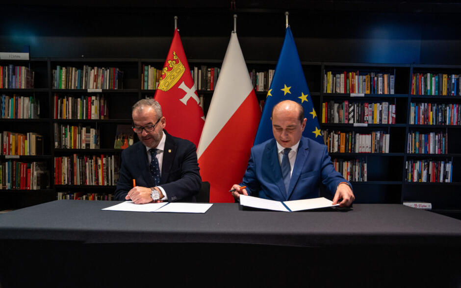 Rektor Uniwersytetu Gdańskiego prof. Piotr Stepnowski i dyrektor Europejskiego Centrum Solidarności Basil Kerski podpisali porozumienie dotyczące co najmniej pięcioletniej współpracy obu instytucji 