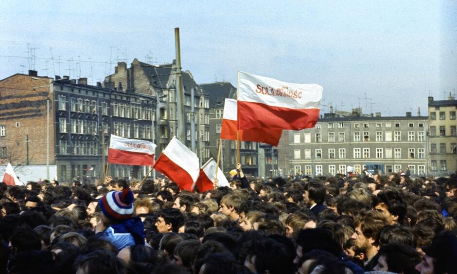 Manifestacja na ulicach Gdańska przeciwko władzom PRL 1 maja 1982 r. 