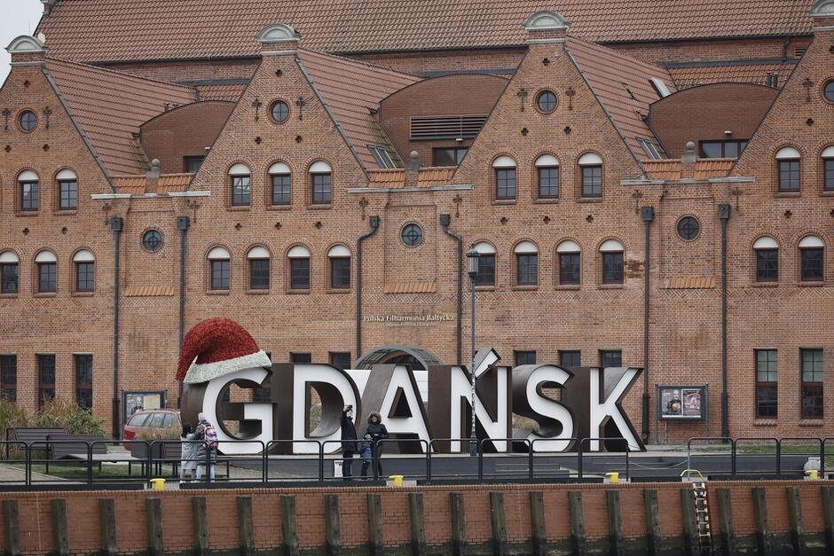 Napis Gdańsk na Wyspie Ołowianka w świątecznej czapce