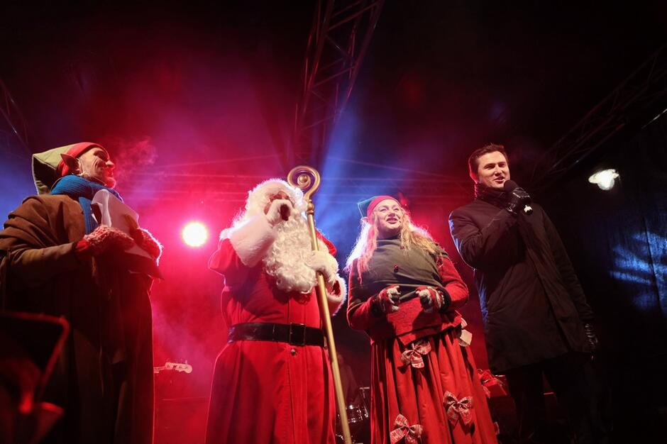 Święty Mikołaj na scenie w towarzystwie m.in. Piotra Grzelaka, zastępcy prezydent Gdańska 