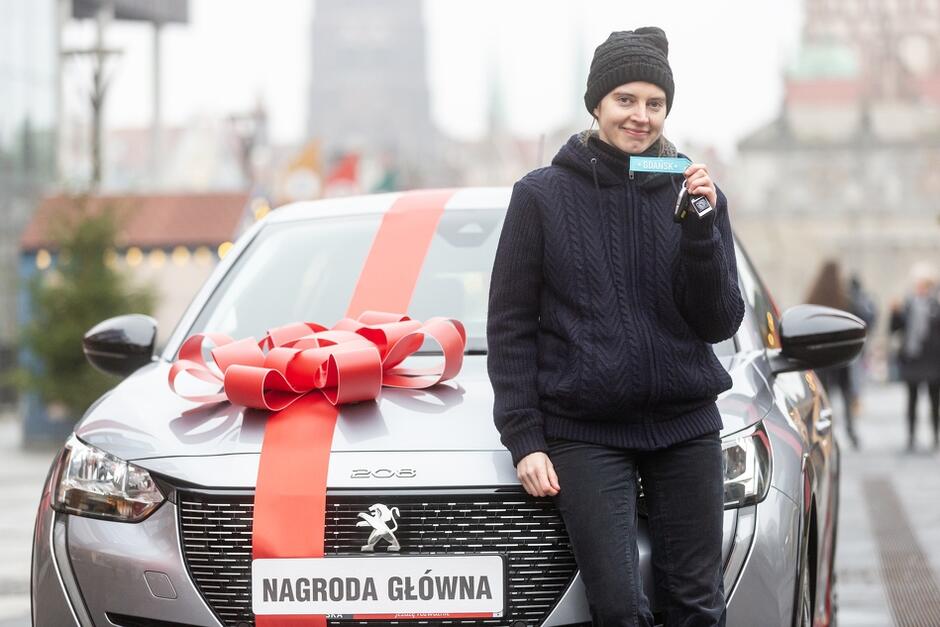 Katarzyna Bałżewska właśnie została właścicielką elektrycznego samochodu - głównej nagrody w miejskiej loterii PIT-owej 
