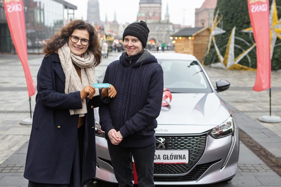 Prezydent Gdańska Aleksandra Dulkiewicz wręczyła oficjalnie kluczyki do nowego samochodu elektrycznego pani Katarzynie Bałżewskiej. Uroczystość odbyła się na placu przy Forum Gdańsk