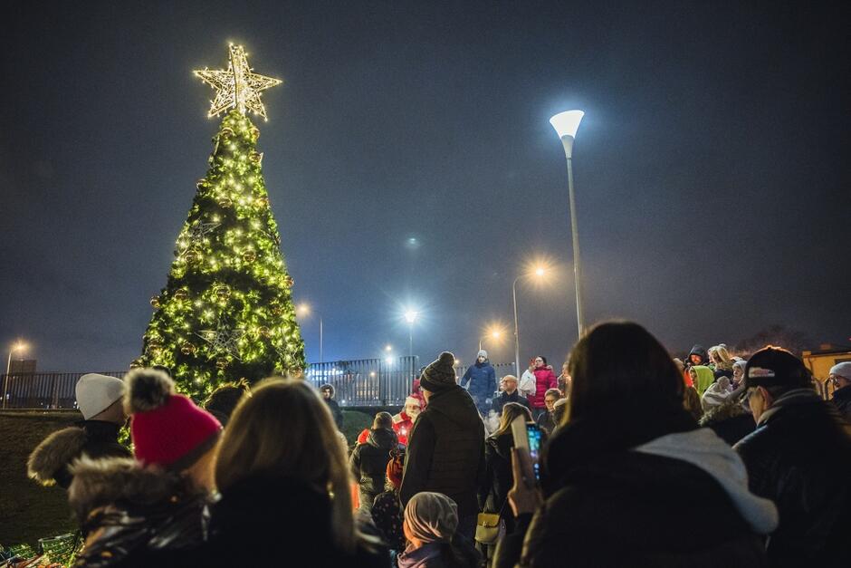 6 grudnia uroczyście zapalono lampki na choinkach w Letnicy i na Biskupiej Górce w Śródmieściu