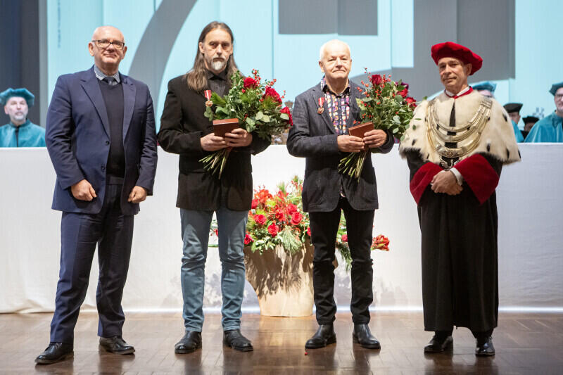 Medale Zasłużony Kulturze Gloria Artis otrzymali prof. Mariusz Białecki (drugi od lewej) i prof. Remigiusz Grochal (trzeci od lewej)