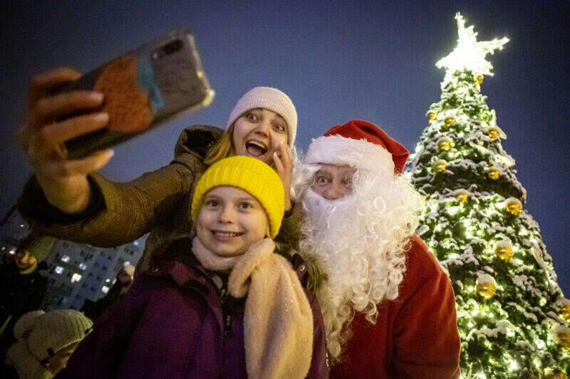 Rozświetlona choinka wprowadziła świąteczny klimat także w dzielnicy Piecki-Migowo