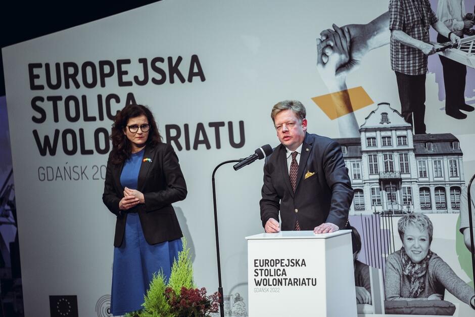 Jacek Bendykowski prezes Fundacji Gdańskie, obok Aleksandra Dulkiewicz prezydent Gdańska