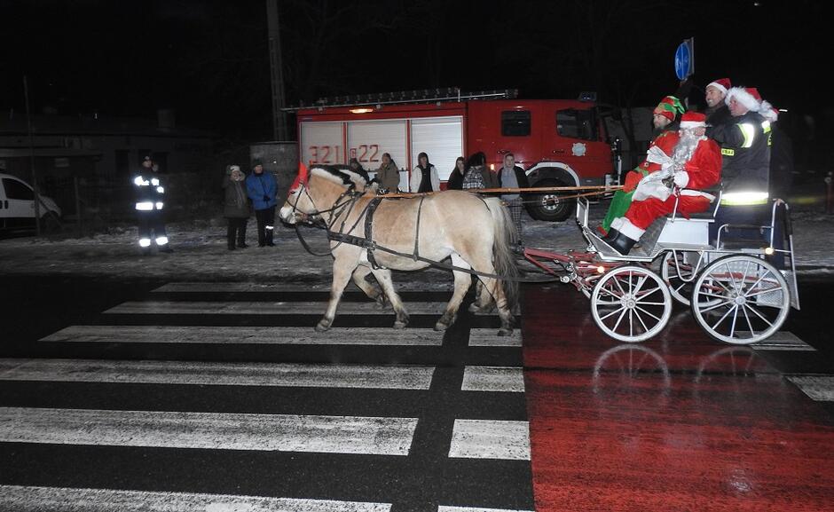 Bryczką zaprzężoną w dwa konie Mikołaj przyjechał do Świbna