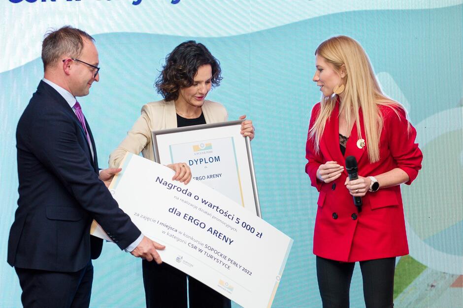 Magdalena Sekuła odbiera Sopocką Perłę; fot. Sopocka Organizacja Turystyczna