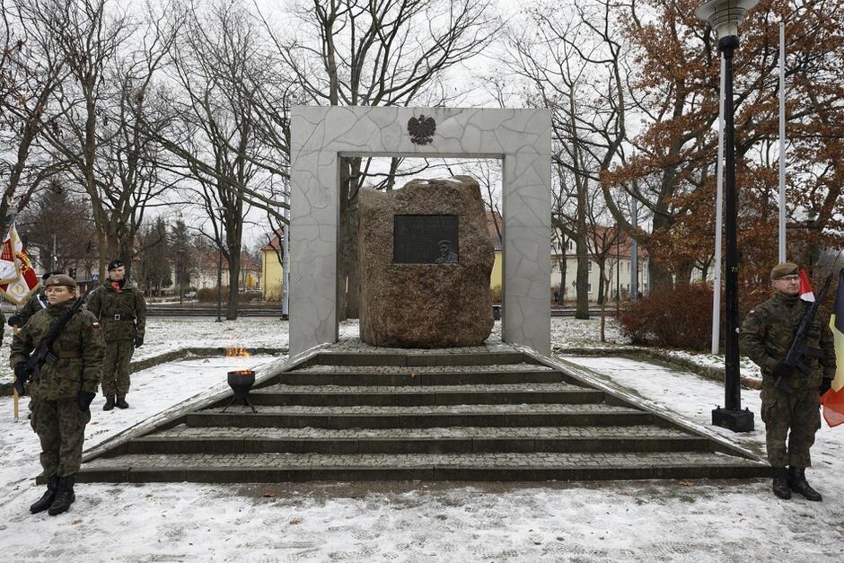 Uroczystość pod pomnikiem gen. Stanisława Maczka w 28. rocznicę śmierci generała 