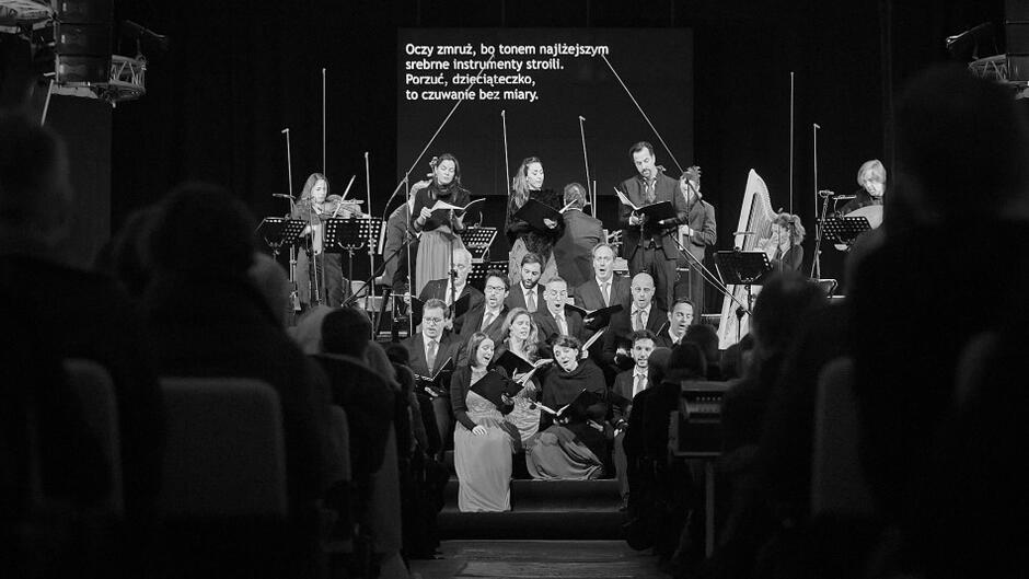 Ostatniego wieczoru Actus Humanus Nativitas 2022, w Centrum  św. Jana wystąpili mistrzowie muzyki dawnej: zespoły Cappella Mediterranea i Chœur de Chambre de Namur pod dyrekcją Leonarda Garcíi Alarcóna 