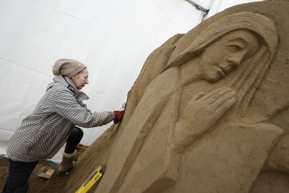 Tradycyjnie na początku grudnia przed Oliwskim Ratuszem Kultury rozpoczęły się prace budowlano-rzeźbiarskie przy szopce z piasku