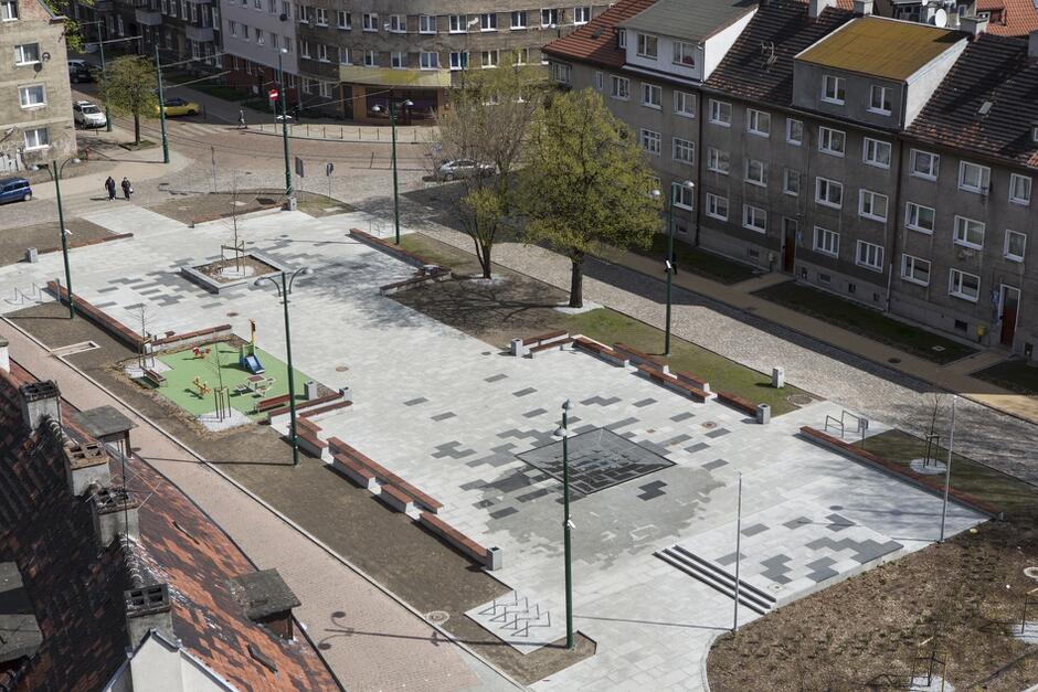 Zmodernizowany plac Gustkowicza służy dziś m.in. do integracji lokalnej społeczności