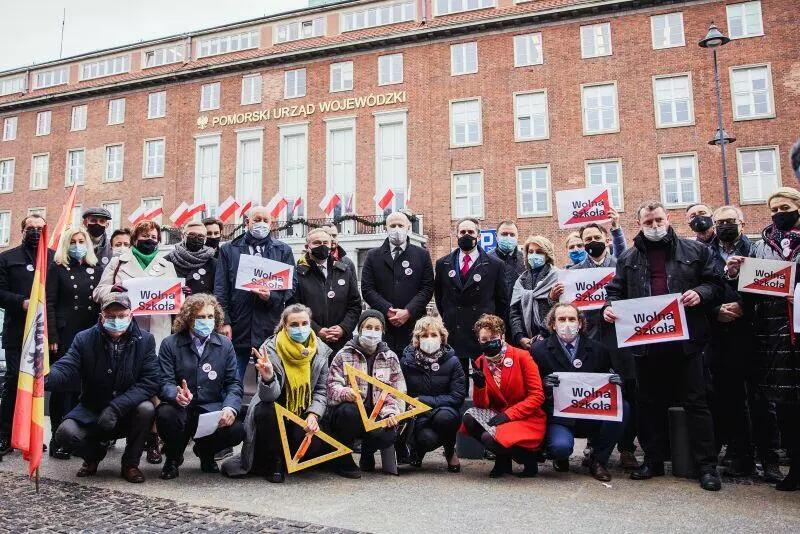 Protest samorządowców w styczniu 2022 roku przeciwko Lex Czarnek przed Pomorskim Urzędem Wojewódzkim w Gdańsku. Symbolem koalicji Wolna Szkoła jest ekierka