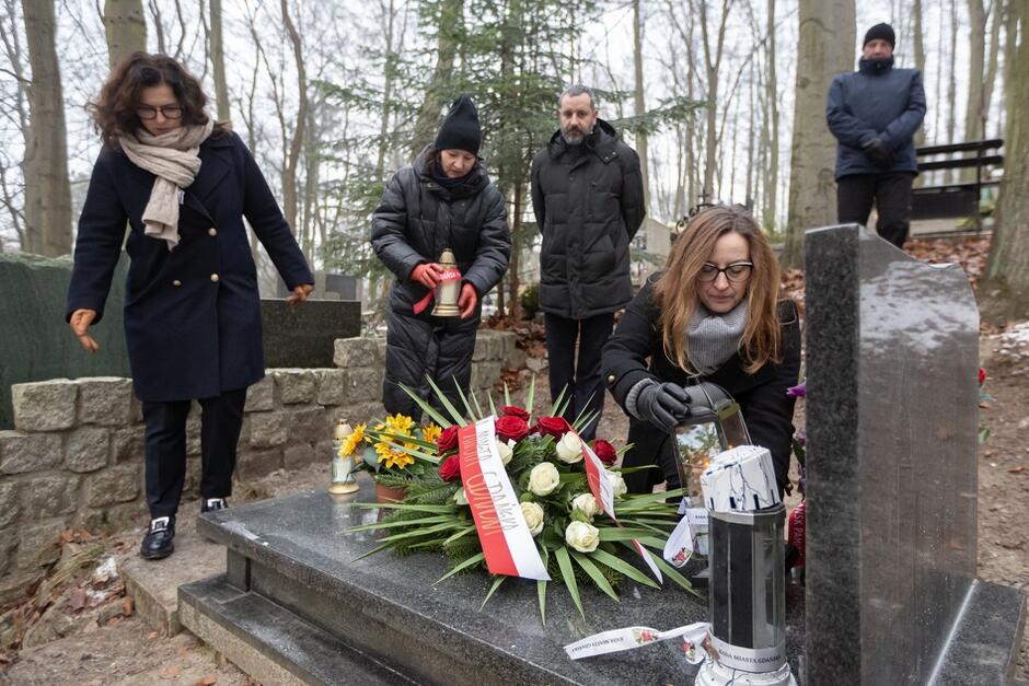 Delegacja władz miasta Gdańska oraz Europejskiego Centrum Solidarności złożyła też hołd ofiarom Grudnia'70 na cmentarzu Srebrzysko