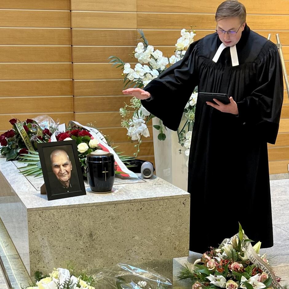 Ewangelicką uroczystość pogrzebową poprowadził ks. Grzegorz Fryda, wikariusz Parafii Ewangelicko-Augsburskiej Gdańsk-Gdynia-Sopot