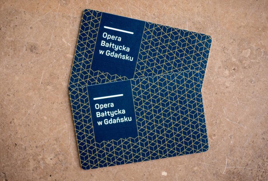 Opera Bałtycka oferuje nowoczesną formę biletu - to karta, którą możemy doładować dowolną kwotą powyżej 50 zł