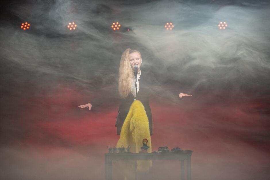 „Supernova Live” to muzyczny, rapowany czarny kryminał autorstwa gdańskiej dramatopisarki Sandry Szwarc, który znalazł się w finale konkursu o Gdyńską Nagrodę Dramaturgiczną 2016 - nie doczekał się jednak dotąd inscenizacji. Nz. aktorka Anna Rau