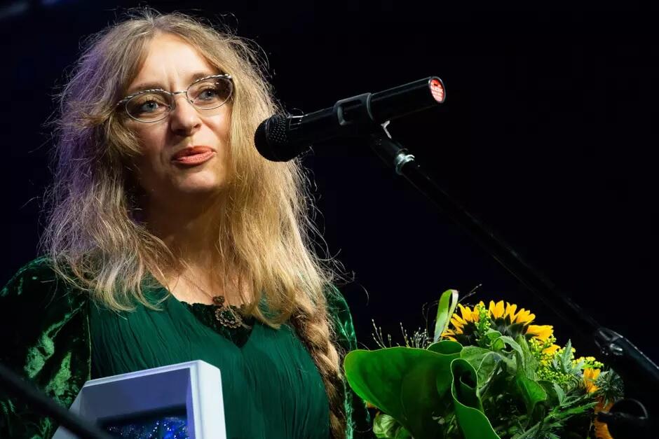 Monika Milewska jest doktorem historii, eseistką, poetką, bajkopisarką, autorką słuchowisk radiowych i sztuk teatralnych. Dwukrotnie została laureatką Pomorskiej Nagrody Literackiej