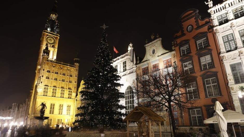 ulica Długi Targ z fontanną Neptuna bez podświetlenia