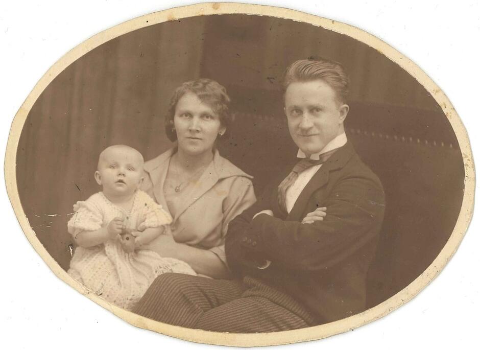 Ludwik Lisiński z żoną Walerią z domu Łabanowska i córką Marią. 1921/1922 rok