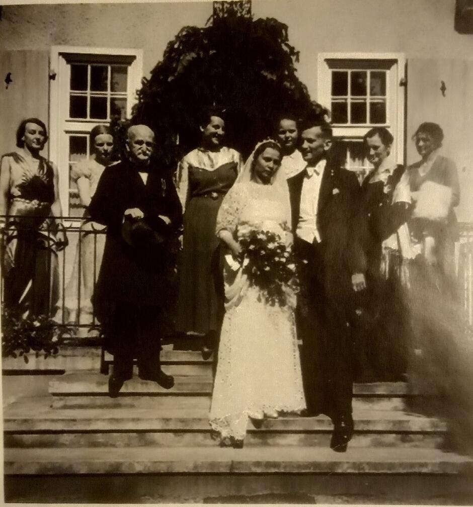 Ślub w domu Schillerów przy dzisiejszej ul. Grottgera 8, Melitta von Stauffenberg stoi w połyskliwej sukience, po lewej, rodzina pozuje na tarasie 