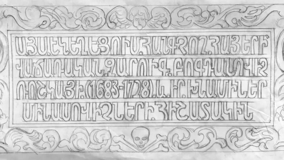 Tablica wykuta ma być w jasnym kamieniu. W środkowej części są cztery wersy napisów w języku ormiańskim, rozciągnięte niemal na całą szerokość tablicy, ujęte w prostokątną ramkę. Wokół ramki, w formie szlaczka, wykute będą motywy roślinne. Centralnie nad ramką znajdzie się wykuta główka aniołka, centralnie pod ramką - czaszka z piszczelami. Całość naśladuje styl tablic epoki baroku 