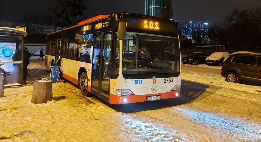Specjalnie oznakowany autobus SOS od lat wyjeżdża w trasę po Gdańsku oferując wsparcie dla osób w kryzysie bezdomności