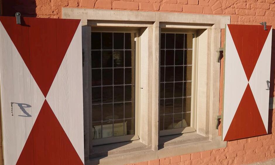 Wewnętrzna strona okiennic w biało-czerwonych barwach 