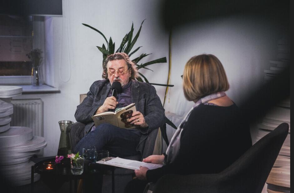  Na zdjęciu Antoni Pawlak czytający książkę