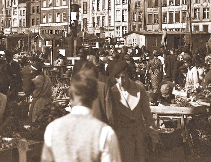 Istotnym dla drobnego handlu miejscem w śródmieściu było nabrzeże ulicy Wartkiej; przy dobrej pogodzie panował tu ożywiony ruch; 1935