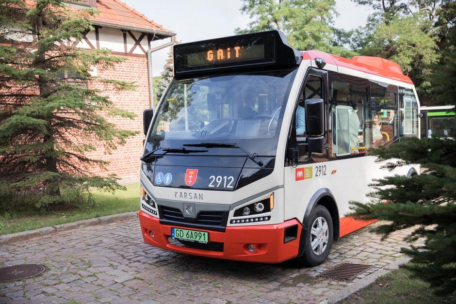 Pierwsze trzy autobusy typu mini marki Karsan, napędzane energią elektryczną, zasiliły miejski tabor na początku września 2022 r. Kursują na linii nr 100, która wozi pasażerów po Śródmieściu m.in. Głównym i Dolnym Mieście 