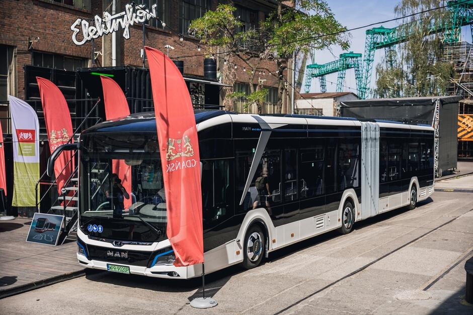 2 sierpnia 2022 r. przy ul. Elektryków zaprezentowano jeden z autobusów elektrycznych MAN oraz podpisano umowę na dostawę 14 pojazdów