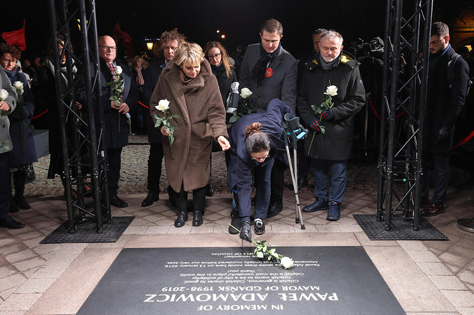 W czwartek, 13 stycznia 2022 roku, minęła trzecia rocznica zamachu na Pawła Adamowicza. Tego dnia uczczono Jego pamięć. Śp. prezydentowi Gdańska hołd złożyli m.in. prezydent miasta Aleksandra Dulkiewicz, samorządowcy z całej Polski i mieszkańcy Gdańska. O godz. 19.30 zebrano się przy Katowni, gdzie dokonano zbrodni, następnie odbył się przemarsz do Bazyliki Mariackiej, w której złożono kwiaty przy grobie prezydenta