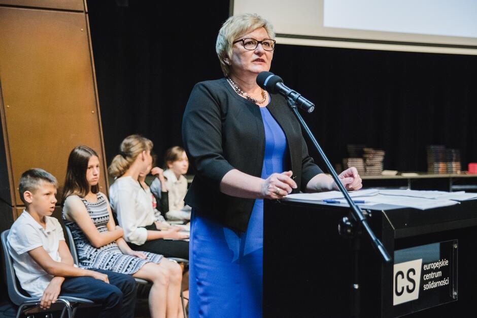 - To, co się zadziało w szkole, o której wszyscy mówią, nie powinno się zadziać. To było złe i niemądre, nie powinno mieć miejsca - mówiła pomorska kurator oświaty. Nz. Małgorzata Bielang podczas uroczystości wręczenia nagród dla uczestników maratonu czytelniczego 