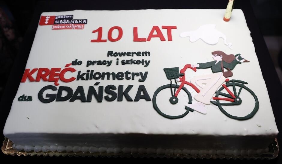 Tort ozdobiony wzorem zaczerpniętym z aktualnej wersji plakatu promującego kampanię Kręć kilometry dla Gdańska od kilku lat pojawia się na finałach akcji
