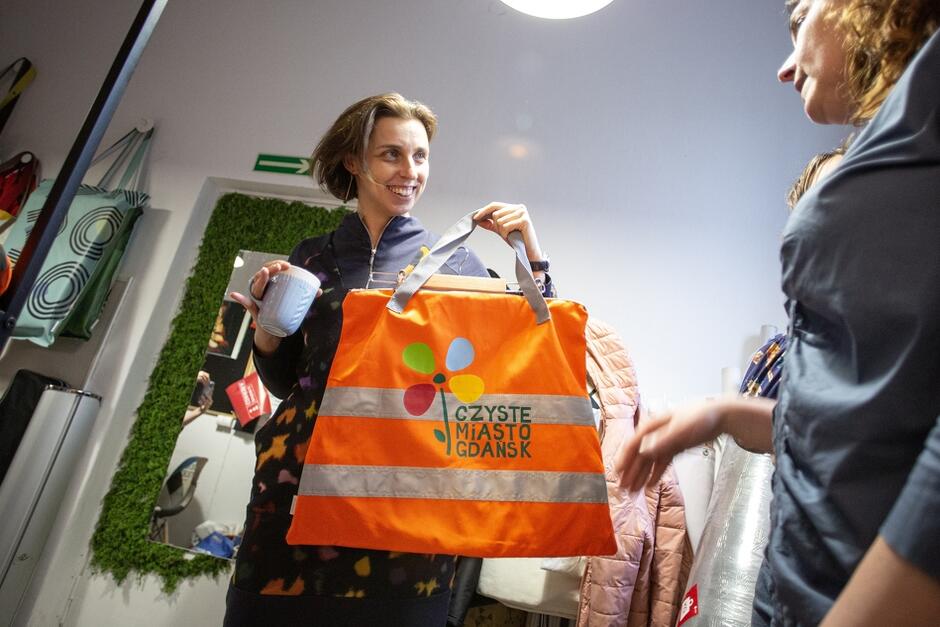 W ręce Moniki Chabior torba na zakupy wykonana z odzieży roboczej pracownika Zakładu Utylizacyjnego w Gdańsku
