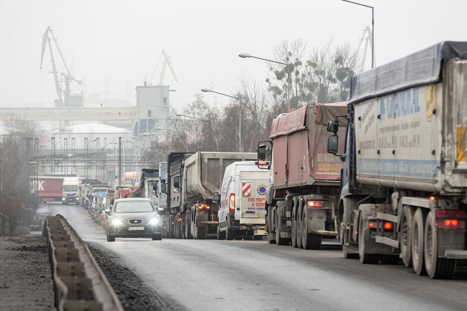 Korki ciągną się kilometrami, gdyby doszło do jakiegoś nieszczęścia, dojazd służb ratowniczych byłby utrudniony. Nie do pozazdroszczenia jest sytuacja kierowców ciężarówek, którzy godzinami muszą czekać na wjazd do portu - bez możliwości zjedzenia ciepłego posiłku, czy skorzystania z toalety 