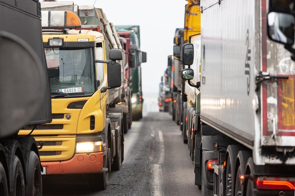 Ciężarówek czekających na wjazd do Portu Gdańsk są codziennie setki. Problem w ostatnich dniach się nasila, a rozwiązania - póki co - nie widać