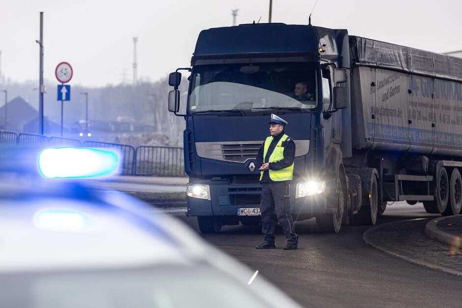 Ruchem na newralgicznym Rondzie KOR próbuje kierować policja, ale niewiele to daje. Problem tkwi w logistyce Portu Gdańsk, ciężarówki po prostu czekają na możliwość wjazdu na tereny portowe